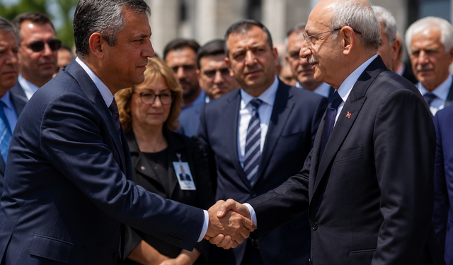 Mutlak butlan sonrası ilk temas! Kılıçdaroğlu ve Özgür Özel cenazede tokalaştı