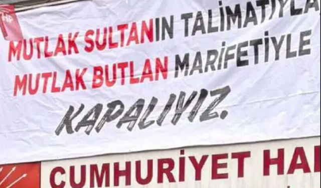 Görevden alınan başkan ilçe binasına pankart astı! ‘Mutlak Sultanın talimatıyla, mutlak butlan marifetiyle kapalıyız’