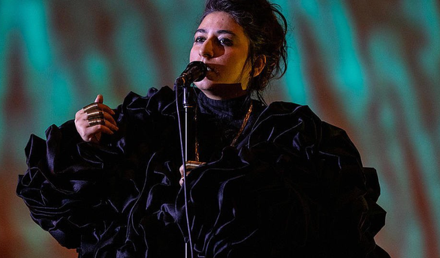 Grammy ödüllü Arooj Aftab, AKM sahnesinde büyüledi