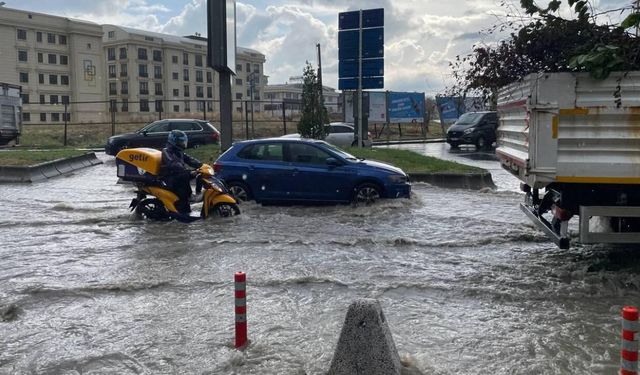 İstanbul'da sağanak yağmur hayatı felç etti: Caddeler göle döndü!