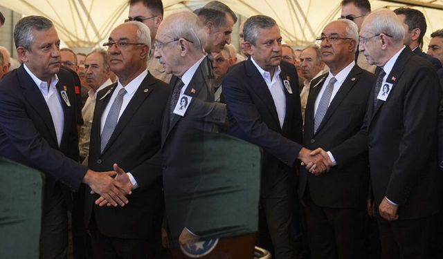 Cenaze töreninde dikkat çeken an: Kılıçdaroğlu ve Özel yan yana!