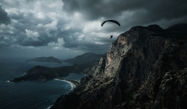 Fethiye'de yamaç paraşütü faciası: Pilot ve Turist öldü