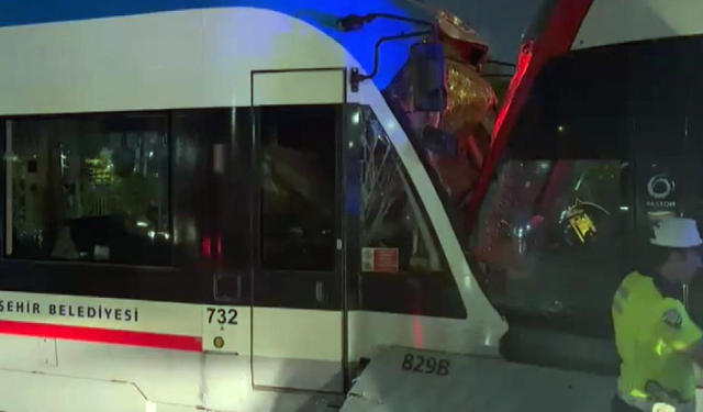 Zeytinburnu'nda iki tramvay kafa kaya çarpıştı