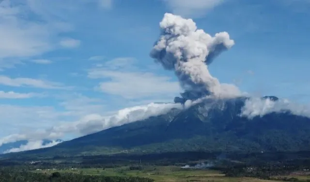 Endonezya'da bulunan Merapi Yanardağı'nda korkutan patlama!