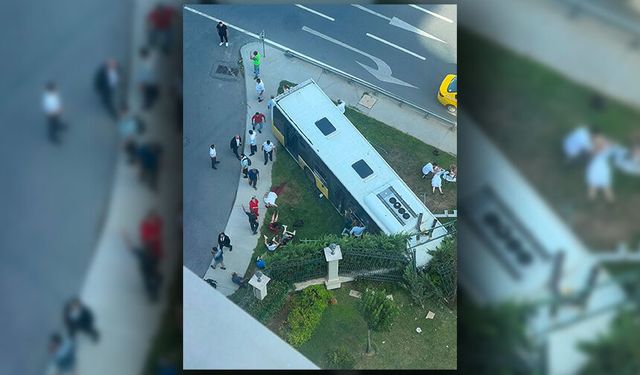 Zeytinburnu'nda dehşet anları: İETT otobüsü sitenin bahçesine uçtu!