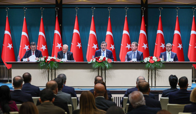 Cevdet Yılmaz, Orta Vadeli Programı açıkladı: Yıl sonu enflasyon tahmininde 12 puanlık yükseliş