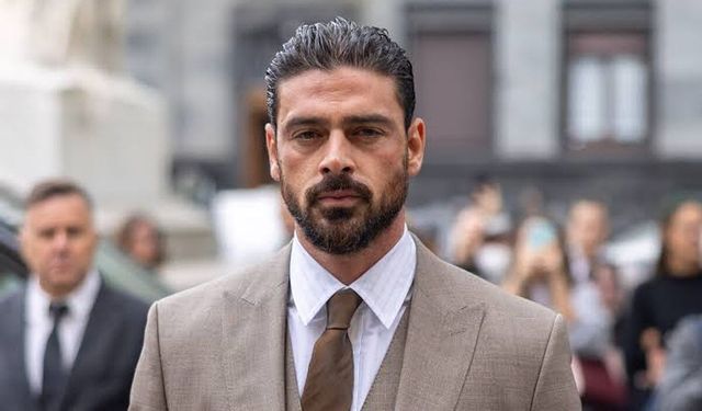 İç çamaşırını değiştirmek isterken olanlar oldu! Michele Morrone paparazzilere yakalandı