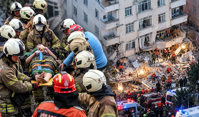 İstanbul'da sabaha karşı felaket! 7 katlı binanın üç katı çöktü, 7 kişi enkaz altında