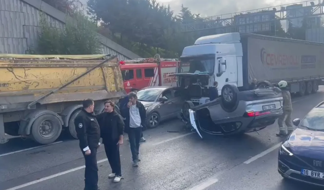 Bağcılar’da kokutan zincirleme kaza! Yaralılar var, kilometrelerce trafik oluştu