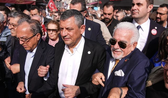 Yeni Parti Lideri Özel'den İzmir'de destek yürüyüşü