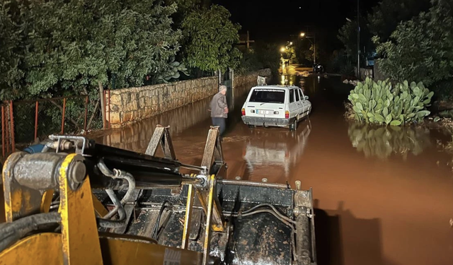Antalya Demre’de 15 gün sonra aynı kabus! Gece yarısı dereler taştı, evleri su bastı, sürücüler araçlarında mahsur kaldı