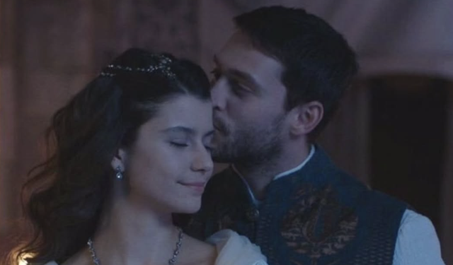 Beren Saat ve Ekin Koç’un yolları yeniden kesişti! Bu kez hikaye bambaşka