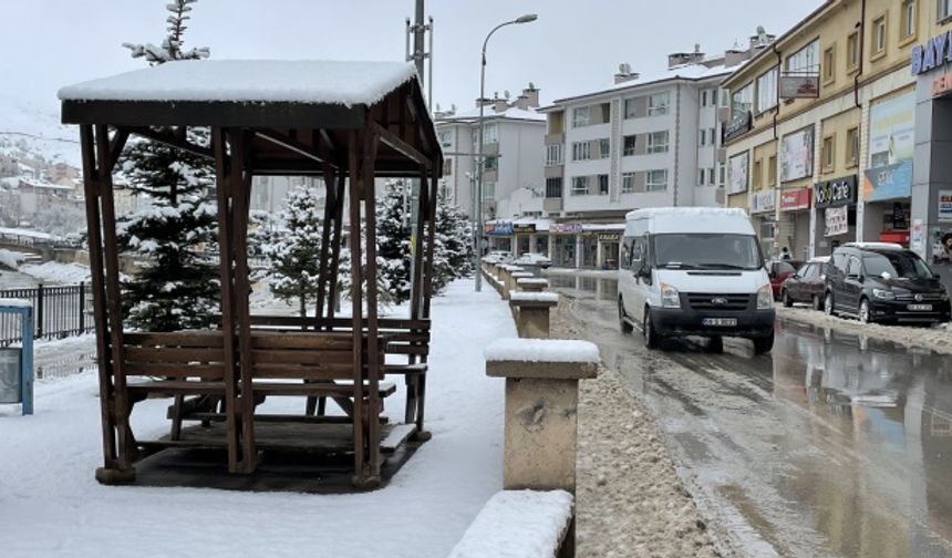 Bayburt'ta kar yağışı etkili oldu