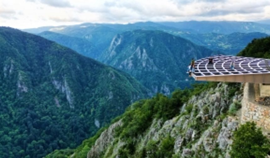 Adrenalin tutkunlarının adresi olan Beşkayalar'a cam teras