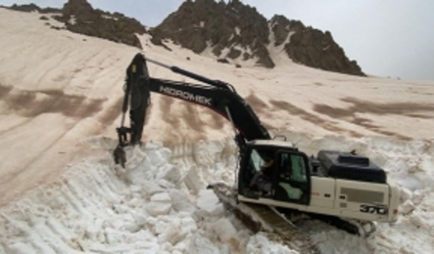 Hakkari'de üs bölgesi yolunda metrelerce karla mücadele sürüyor