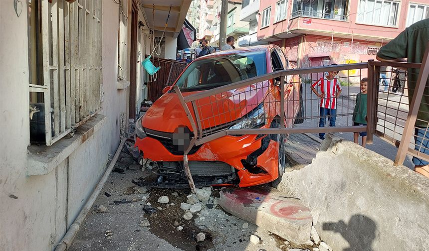 Kontrolden çıkan araç bahçeye girdi, o anlar kamerada