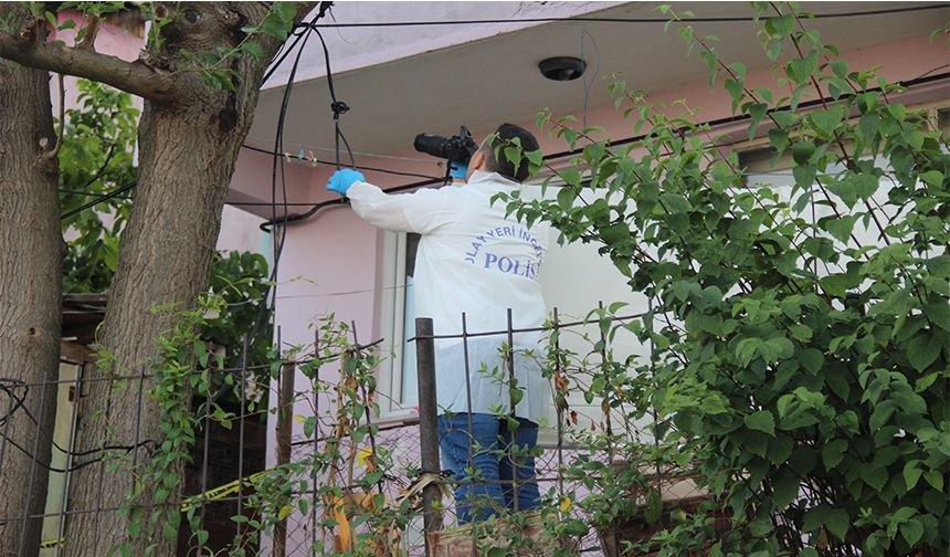 Evinin bahçesinde ölü bulundu.Polis, olayla ilgili inceleme başlattı.