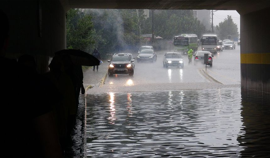 Kocaeli’yi sağanak vurdu araçlar mahsur kaldı