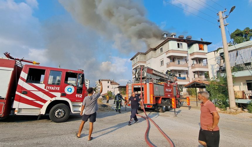 Çatı katı alevlere teslim oldu, 2 kişi dumandan etkilendi