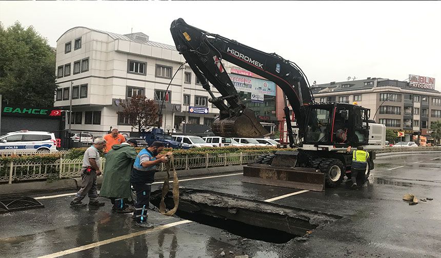 Eyüpsultan’da İETT otobüsü geçerken yolda çökme yaşandı