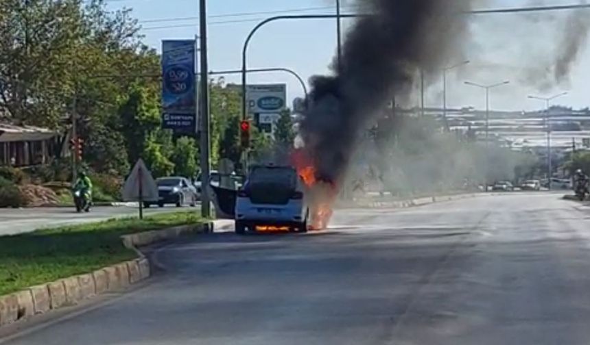 Çıkan yangında alev topuna dönen araç kullanılamaz hale geldi