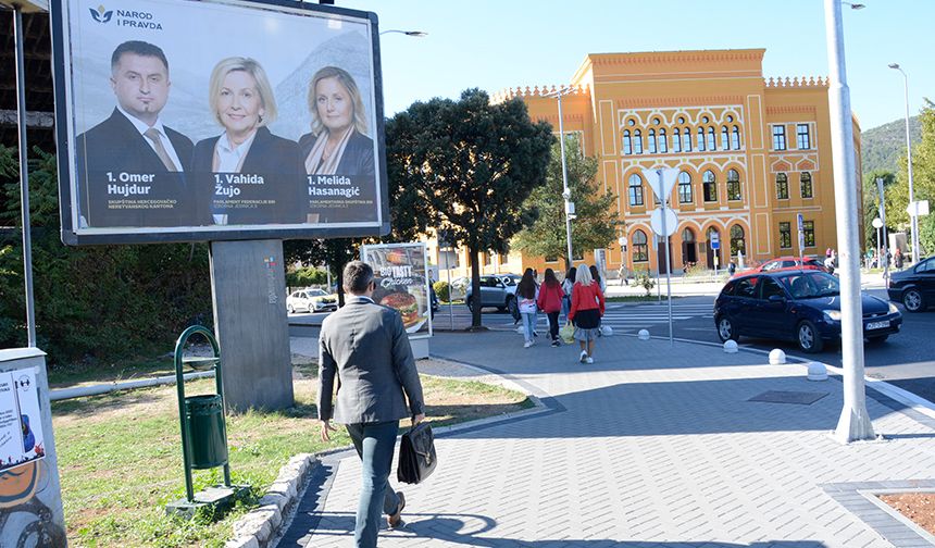 Bosna Hersek'teki seçim yaklaşırken, sokakları aday ve parti afişleri kapladı