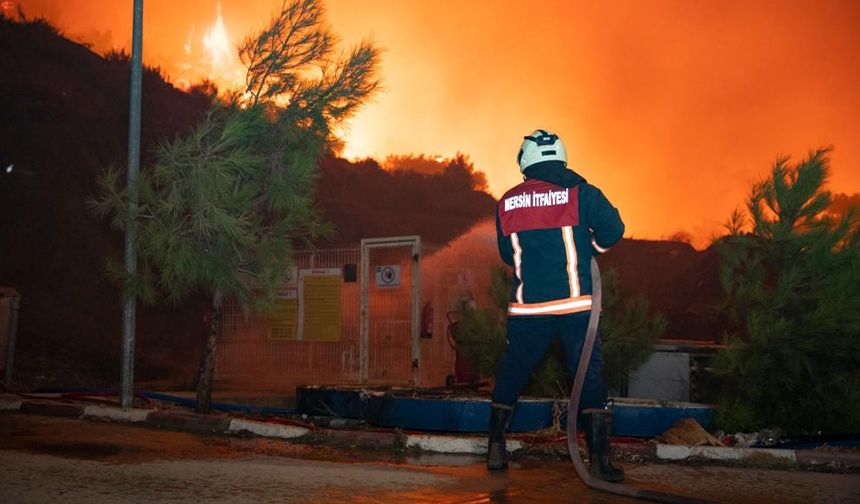 Mersin'de yangınla mücadelesi sabaha kadar sürdü