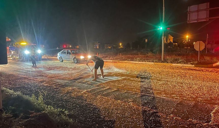 Makaslayan tırdan 2 ton mısır yola saçıldı