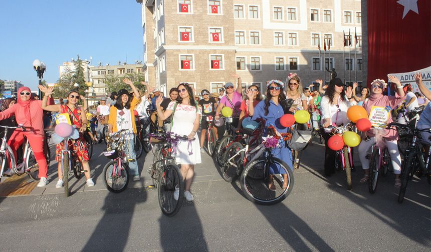 Adıyaman’da, süslü kadınlar pedal çevirdi