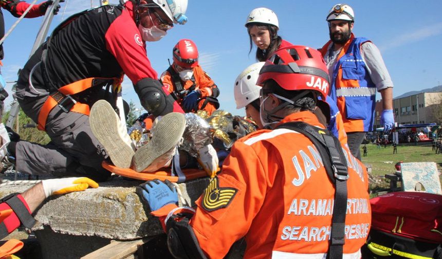 AFAD ekipleri Kocaeli'de deprem tatbikatı gerçekleştirdi