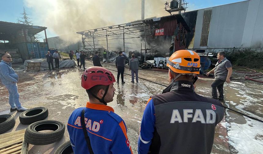 Düzce'de fabrikada çıkan yangına müdahale ediliyor