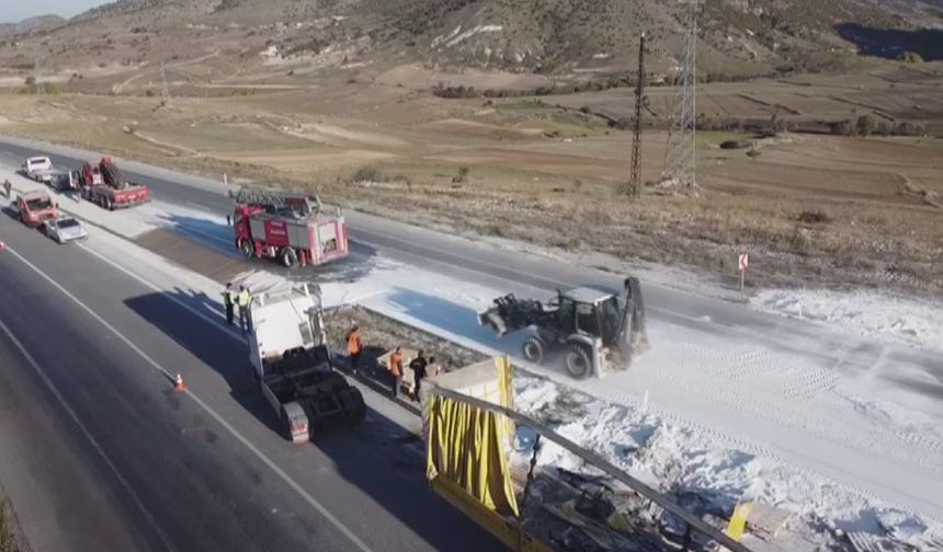 Devrilen tırdan yola saçılan nişastalar böyle temizlendi