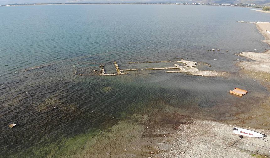 Kuraklık vurdu...2 bin yıllık tarihi bazilika resmen su üzerine çıktı