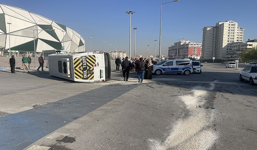 Öğrenci servisi ile otomobilin çarpıştığı kazada 17 kişi yaralandı