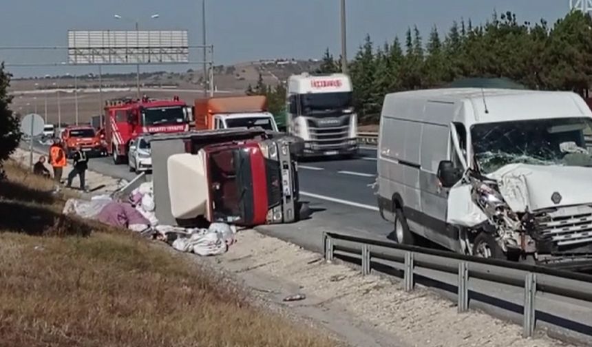 Silivri'de panelvanla çarpışan kamyonet devrildi