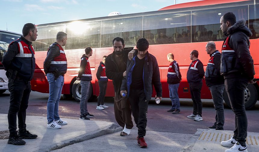 Yılbaşından bu yana 97 bin 448 düzensiz göçmen sınır dışı edildi