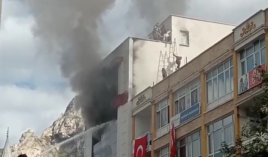 Amasya'da 5 katlı iş yerinde yangın