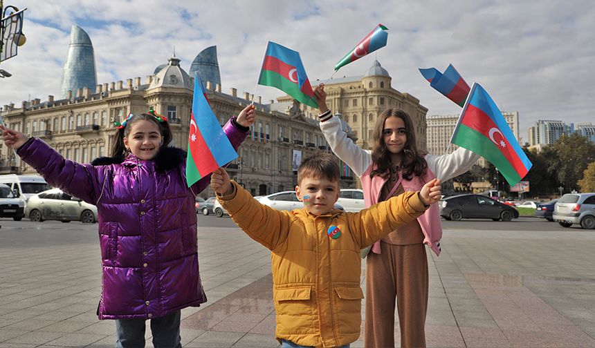 Azerbaycan'da Bayrak Günü kutlanıyor