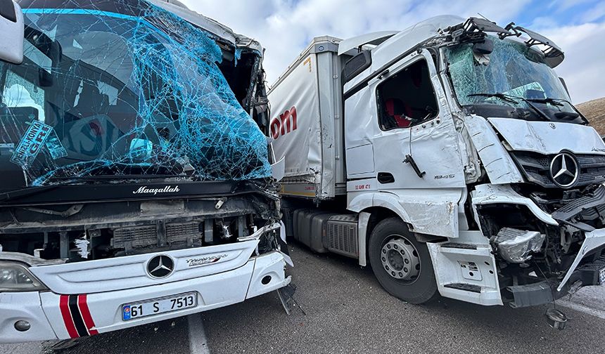 Yolculara çarpmamak için bariyerlere çarptı