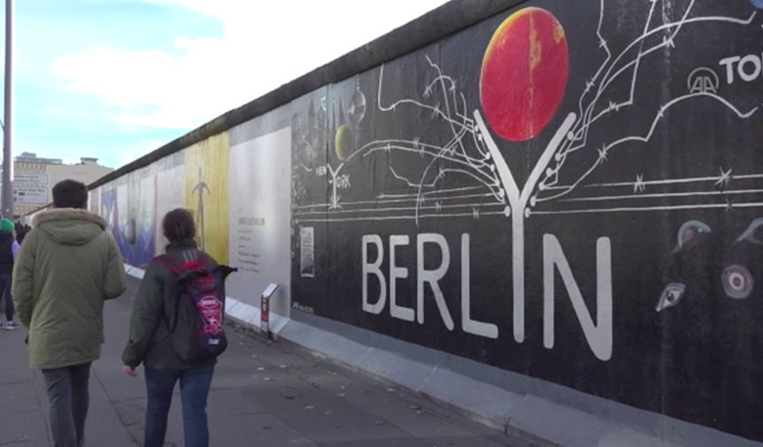 Berlin Duvarı’nın yıkılışının üzerinden 33 yıl geçti