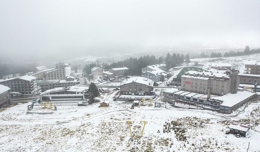 Uludağ'da "sezonun habercisi" kar devam ediyor