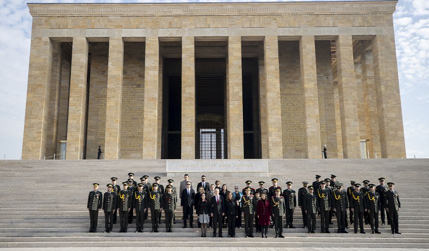 KKTC'nin Ankara Büyükelçisi Korukoğlu, Anıtkabir'i ziyaret etti