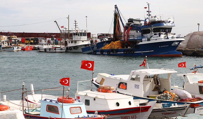 Lodos, Marmara Denizi'nde ulaşımı aksatıyor