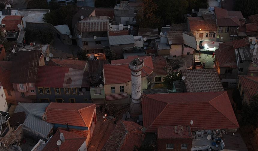 Depremde yıkılan minare havadan görüntülendi