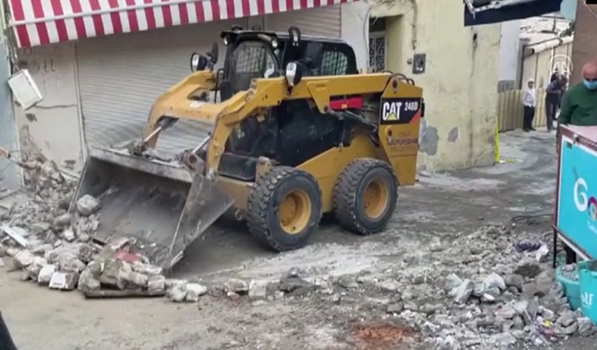 4,9 büyüklüğündeki depremde yıkılan minarenin enkazı kaldırılıyor