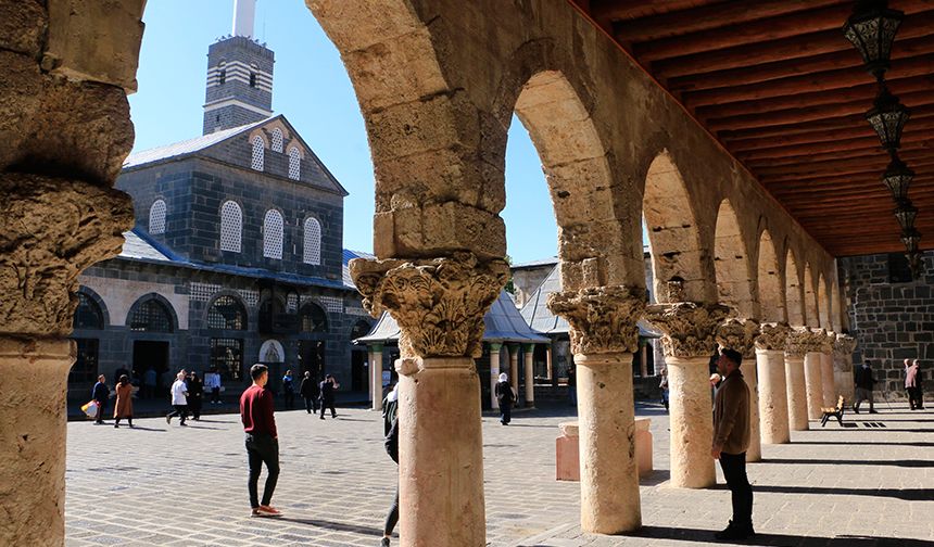 El Cezeri'nin depremin habercisi olan tarihi sütunlar