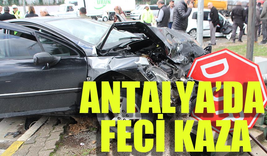 Antalya'da 2 otomobilin çarpıştığı kaza