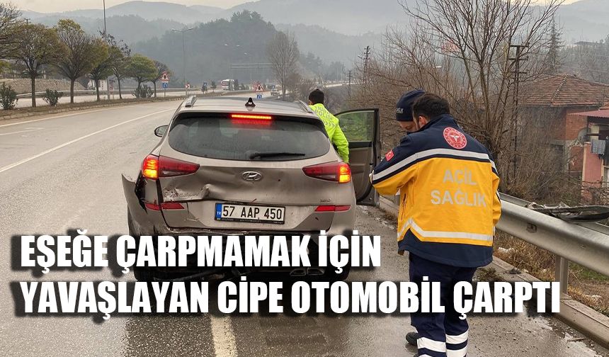 Eşeğe çarpmamak için yavaşlayan cipe otomobil çarptı