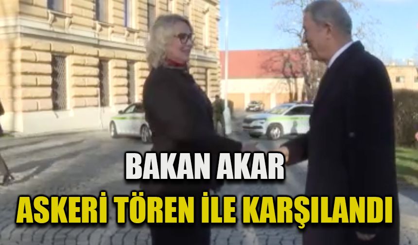 Bakan Akar Askeri tören ile karşılandı