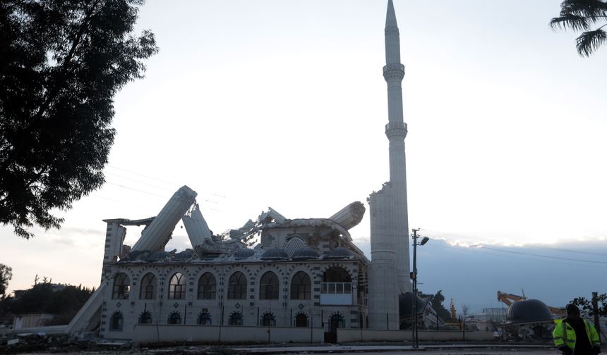 Cami minareleri kontrollü şekilde yıkıldı